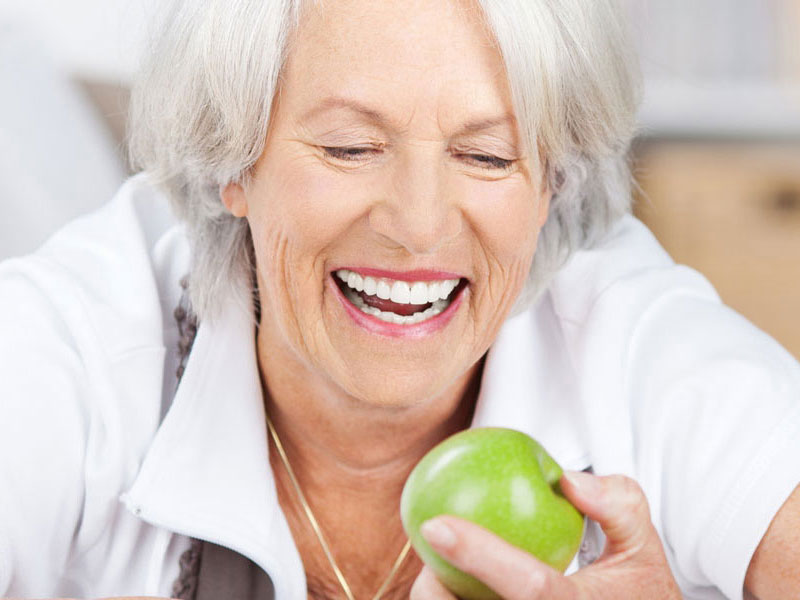 Ältere Patienten profitieren von Zahnimplantaten